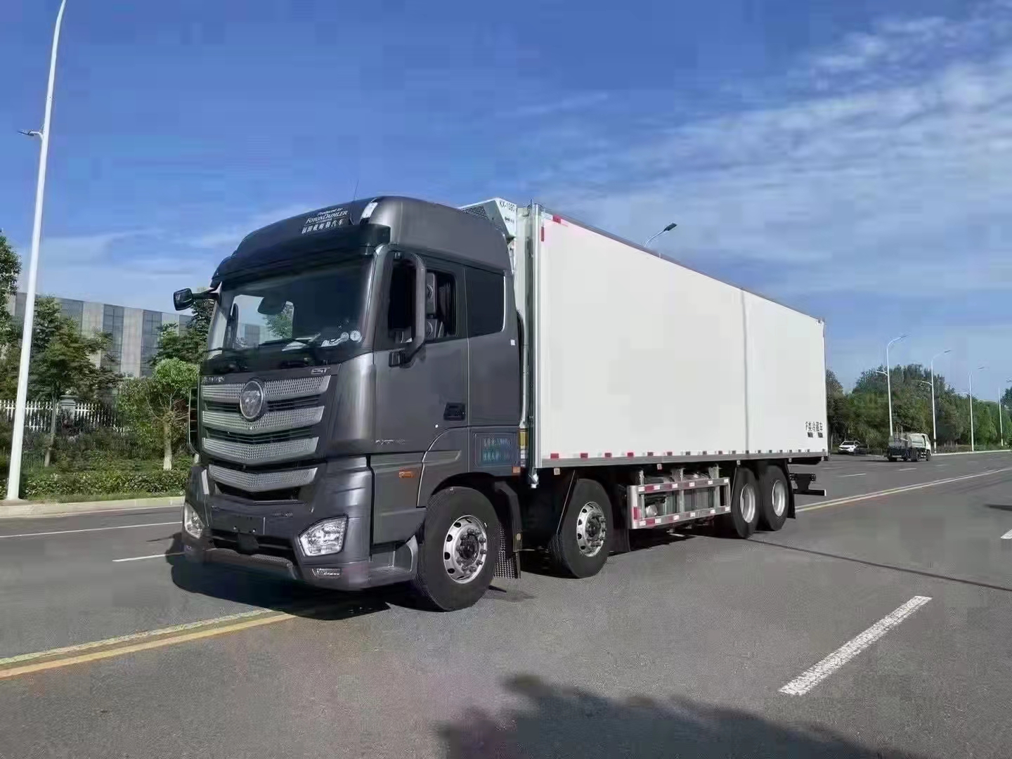 國(guó)六福田歐曼前四后八9.4米冷藏車(chē)